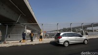 Tampak para pekerja masih menyelesaikan pembangunan jembatan.