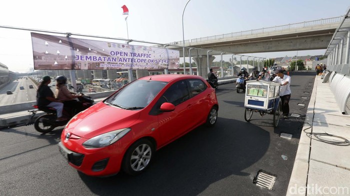 Jembatan Antelope Baru Mulai Difungsikan Ingat jembatan Antelope yang viral karena tidak bisa dilintasi kendaraan besar imbas pemasangan Girder Box Kereta Cepat. Kini jembatan penggantinya telah difungsikan.