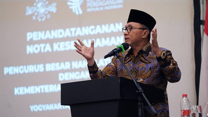 Menteri Perdagangan Zulkifli Hasan bersama Ketua Umum Pengurus Besar Nahdlatul Ulama (PBNU) Yahya Cholil Staquf menandatangani nota kesepahaman antara Kementerian Perdagangan dan PBNU di Yogyakarta. 

Nota kesepahaman tersebut terkait sinergi pengembangan dan pemberdayaan ekonomi umat melalui usaha mikro, kecil, dan menengah (UMKM). Turut hadir mendampingi Sekretaris Jenderal Kementerian Perdagangan dan Plt. Direktur Jenderal Perdagangan Luar Negeri Kementerian Perdagangan Veri Anggrijono.