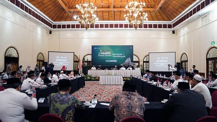 Kala Mendag Dorong UMKM Santri Naik Kelas Menteri Perdagangan Zulkifli Hasan bersama Ketua Umum Pengurus Besar Nahdlatul Ulama (PBNU) Yahya Cholil Staquf menandatangani nota kesepahaman antara Kementerian Perdagangan dan PBNU di Yogyakarta.
Nota kesepahaman tersebut terkait sinergi pengembangan dan pemberdayaan ekonomi umat melalui usaha mikro, kecil, dan menengah (UMKM). Turut hadir mendampingi Sekretaris Jenderal Kementerian Perdagangan dan Plt. Direktur Jenderal Perdagangan Luar Negeri Kementerian Perdagangan Veri Anggrijono.