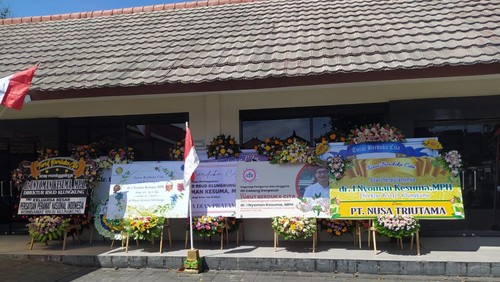 Karangan bunga belasungkawa untuk dr. Nyoman Kesuma memenuhi instalasi kamar Jenazah RS Prof Ngoerah, Kamis (11/8/2022).