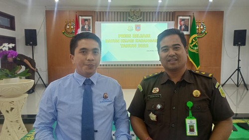 Kasi Datun Kejaksaan Negeri Karangasem Putu Oka Surya Atmaja dan Kasi Intelijen I Dewa Gede Semara Putra.