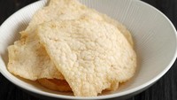 Kalau ingin kerupuk yang rasanya kuat, kerupuk udang adalah jawabannya. Kerupuk ini cocok disantap bersama soto Lamongan, rawon, dan lainnya. Foto: iStock/Instagram