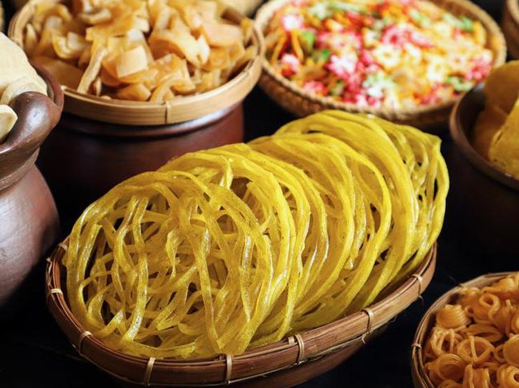 Kriuk Renyah! 10 Kerupuk Populer Indonesia yang Bikin Makin Lahap Makan