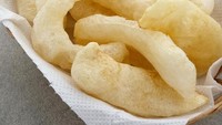 Kerupuk kulit atau rambak ini sangat populer. Kalau di Padang, kerupuk ini disebut jangek. Terbuat dari kulit sapi yang dikeringkan, lalu digoreng sampai mengembang. Foto: iStock/Instagram