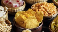 Di sekitar Jawa ada kerupuk yang terbuat dari nasi, namanya gendar. Selain itu diberikan bumbu ketumbar, sehingga rasanya lebih berempah. Kpuk ini enaknya dinikmati bersama pecel sayur dengan siraman sambal kacang. Foto: iStock/Instagram