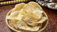 Emping juga termasuk jenis kerupuk atau keripik. Terbuat dari biji melinjo yang dipipihkan dan dikeringkan. Emping yang telah digoreng ini enaknya dimakan bersama makanan berkuah. Foto: iStock/Instagram