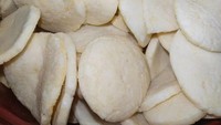 Palembang dikenal memiliki hasil laut yang melimpah. Tak hanya pempek, tapi olahan ikan yang terkenal lainnya adalah kerupuk kemplang. Kerupuk ini berukuran cukup tebal dan rasa ikannya sangat terasa. Foto: iStock/Instagram