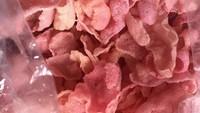 Kerupuk merah banyak ditemui di area Sumatera, terutama Padang. Kerupuk merah pasti disajikan bersama lontong atau gado-gado khas Padang. Foto: iStock/Instagram