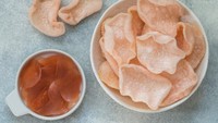 Kerupuk oren adalah jenis kerupuk yang paling umum ditemui saat menyantap makanan Indonesia. Kerupuk yang teksturnya sangat renyah ini teman makan gado-gado, ketoprak, nasi goreng, dan lainnya. Foto: iStock/Instagram