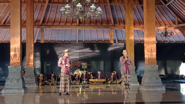 Kesenian Rinding Gubeng asal Gunungkidul yang dikolaboraksikan dengan musik gamelan.