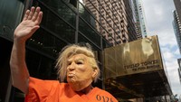 Aksi ini dilakukan di depan gedung Trump Tower atau kediaman Donald Trump di Manhattan, New York. Aksi ini bertepatan dengan pemeriksaan Trump oleh FBI.