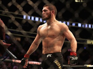 Beda Sikap Khabib Diusir dari Pesawat Vs Hadapi Orang Mabuk