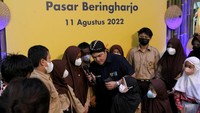 Pada kesempatan itu, ada juga pemberian bantuan sarana olah raga untuk anak-anak pedagang dan QR Code Indonesian Standard (QRIS) Livin Usaha untuk pedagang. Hingga akhir Juli 2022, transaksi merchant QRIS Bank Mandiri telah mencapai lebih dari 8 juta transaksi, dengan volume transaksi menembus Rp 900 miliar. Jumlah tersebut tumbuh sebesar 400% secara year on year (YoY).