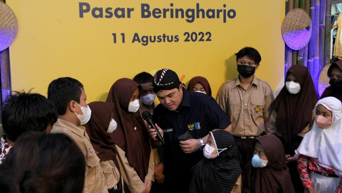 Kini Giliran Pasar Beringharjo yang Bertransformasi Digital Pasar Beringharjo Yogyakarta mulai bertransformasi menuju digital mengikuti perkembangan zaman. Salah satunya adalah dengan bertransaksi QR Code Indonesian Standard (QRIS).
