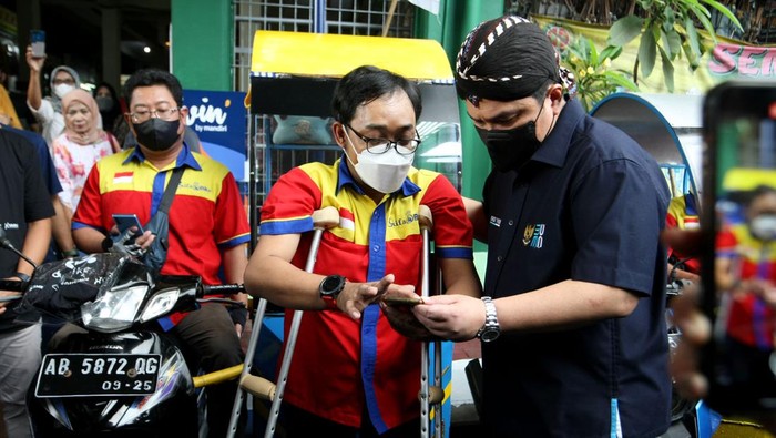 Kini Giliran Pasar Beringharjo yang Bertransformasi Digital Pasar Beringharjo Yogyakarta mulai bertransformasi menuju digital mengikuti perkembangan zaman. Salah satunya adalah dengan bertransaksi QR Code Indonesian Standard (QRIS).