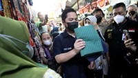 Wakil Direktur Utama Bank Mandiri Alexandra Askandar turut mendampingi Menteri BUMN Erick Thohir (kiri) usai Meresmikan Digitalisasi Program Urban di Pasar Beringharjo, Daerah Istimewa Yogyakarta, Kamis (11/8/2022).