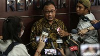 Komisioner Komnas HAM Chairul Anam memberi penjelasan kepada wartawan terkait batalnya pemeriksaam Ferdy Sambo di Komnas HAM.