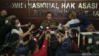 Anam juga mengatakan pihaknya belum dapat memastikan lokasi pemeriksaan Ferdy Sambo. Komnas HAM hanya diberi konfirmasi terkait pembatalan jadwal pemeriksaan Ferdy Sambo hari ini.