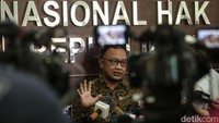 Komisioner Komnas HAM Chairul Anam memberikan keterangan pers terkait batalnya pemeriksaan Ferdy Sambo di Kantor Komnas HAM, Jakarta, Kamis (11/8/2022).