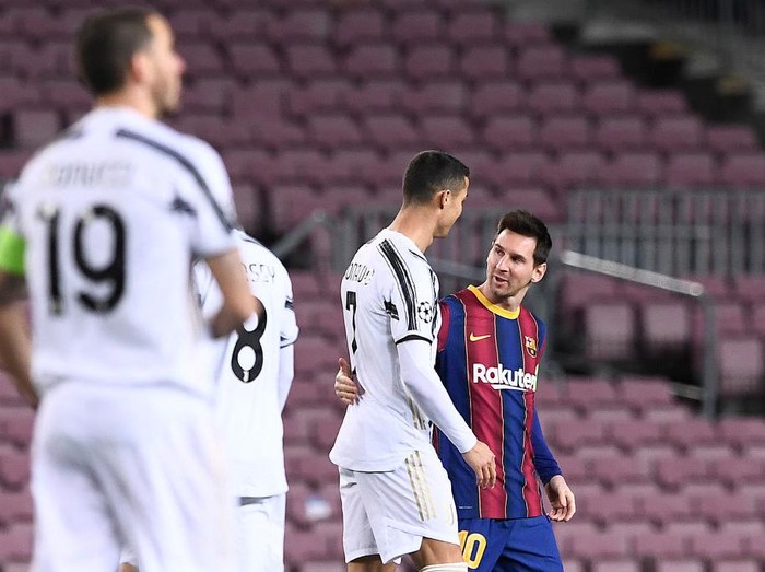 Juventus' Portuguese forward Cristiano Ronaldo greets Barcelona's Argentinian forward Lionel Messi (R) before the UEFA Champions League group G football match between Barcelona and Juventus at the Camp Nou stadium in Barcelona on December 8, 2020. (Photo by Josep LAGO / AFP) (Photo by JOSEP LAGO/AFP via Getty Images)