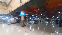 Tak cuma di ruko, saat masa jayanya banyak pedagang yang membuka dagangan hingga di jalan akses mal ini.