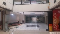 Mereka biasanya menghabiskan waktu untuk jalan-jalan, belanja atau sekadar nongkrong. Sementara, para pedagang banyak yang membuka ruko untuk menggelar dagangannya seperti pakaian, sepatu, aksesoris dan lainnya.