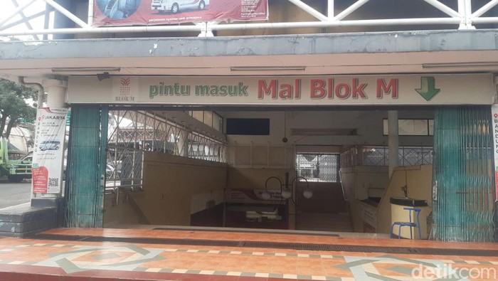 Mal Blok M, Hidup Segan Mati Tak Mau Mal Blok M di Jakarta Selatan pernah menjadi salah satu pusat perbelanjaan yang populer di Jakarta. Namun, kondisi Mal Blok M saat ini jauh berbeda. Mal ini sangat sepi bak kuburan, Kamis, 11/8/2022.