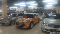 Lapak mobil itu menjual berbagai jenis mobil dari yang mobil keluarga sampai mobil mewah, namun nampak sepi.