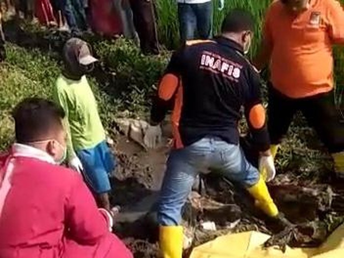 mayat dalam selang di jombang