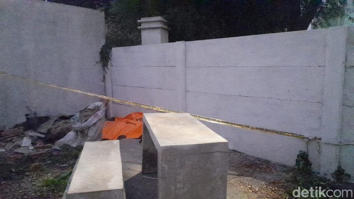 Mayat pria ditemukan di dekat pintu masuk sebuah mal di Serang, Banten. Korban ditemukan terluka di bagian tangan sambil memegang kabel listrik. (Bahtiar Rifai/detikcom)