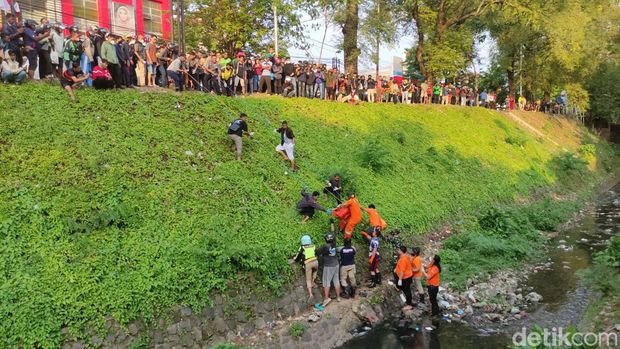 Petugas mengevakuasi mayat pria di sungai depan Perpus Provinsi Jateng, Semarang.