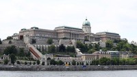 Lalu, ada Kastil Windsor yang merupakan kasti terbesar di Inggris. Kastil ini pun merupakan kediaman resmi Ratu Elizabeth. Luas bangunannya mencapai 54,835 meter persegi. (Samir Hussein/Getty Images).