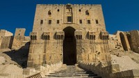 Secara resmi kastil ini disebut Benteng Mehrangarh atau bisa dibilang Kastil India. Terletak di atas bukit setinggi 122 meter, kastel ini memiliki luas 81,227 meter persegi.