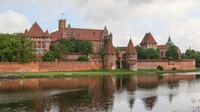 Pertama, ada kastil Edinburg di Skotlandia. Arkeolog berpendapat bahwa kastel ini dibangun pada abad ke-12. Kastil ini  memiliki luas 35,737 meter persegi. (David Cannon/Getty Images)