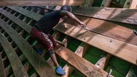 Pekerja menyelesaikan pembuatan kapal yang dilakukan secara tradisional. Selain menjadi nelayan, banyak warga Kendari juga berprofesi sebagai pembuat kapal.  