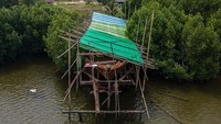 Geladak kapal sederhana dibangun di tepi perairan untuk proses pembuatan kapal. Kendari mempunyai bentang pesisir yang cukup luas, sehingga banyak penduduk yang bekerja sebagai nelayan.  