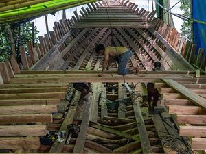 Melihat Pembuatan Kapal Nelayan di Pesisir Kendari