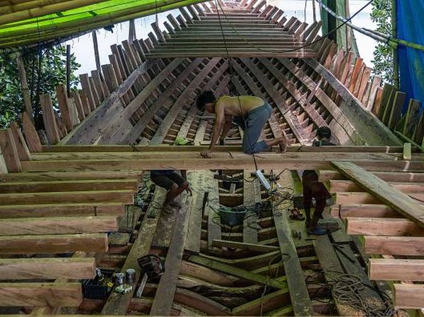 Melihat Pembuatan Kapal Nelayan di Pesisir Kendari