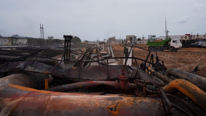 Melihat Sisa-sisa Kebakaran Dahsyat di Depot Minyak Kuba A view of a destroyed area of tanks that exploded near Cuba's supertanker port in Matanzas, Cuba, August 10, 2022. REUTERS/Alexandre Meneghini