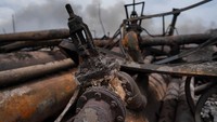Pipa besi dan infrastruktur tanki rusak, melengkung dan rusak parah. Sejumlah helikopter sempat dikerahkan untuk melakukan water bombing guna memadamkan api.