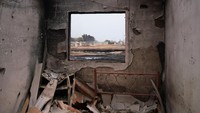 Salah satu sudut tanki minyak yang terbakar. Setidaknya 40 persen bagian dari fasilitas penyimpanan minyak di negara Kepulauan Karibia ini hancur akibat kebakaran tersebut.