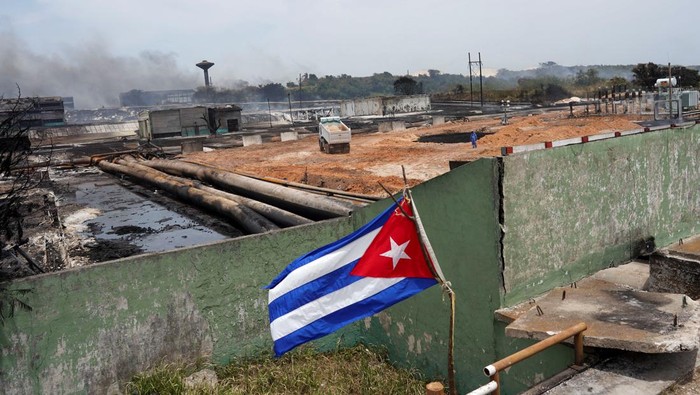 Melihat Sisa-sisa Kebakaran Dahsyat di Depot Minyak Kuba A view of a destroyed area of tanks that exploded near Cuba's supertanker port in Matanzas, Cuba, August 10, 2022. REUTERS/Alexandre Meneghini