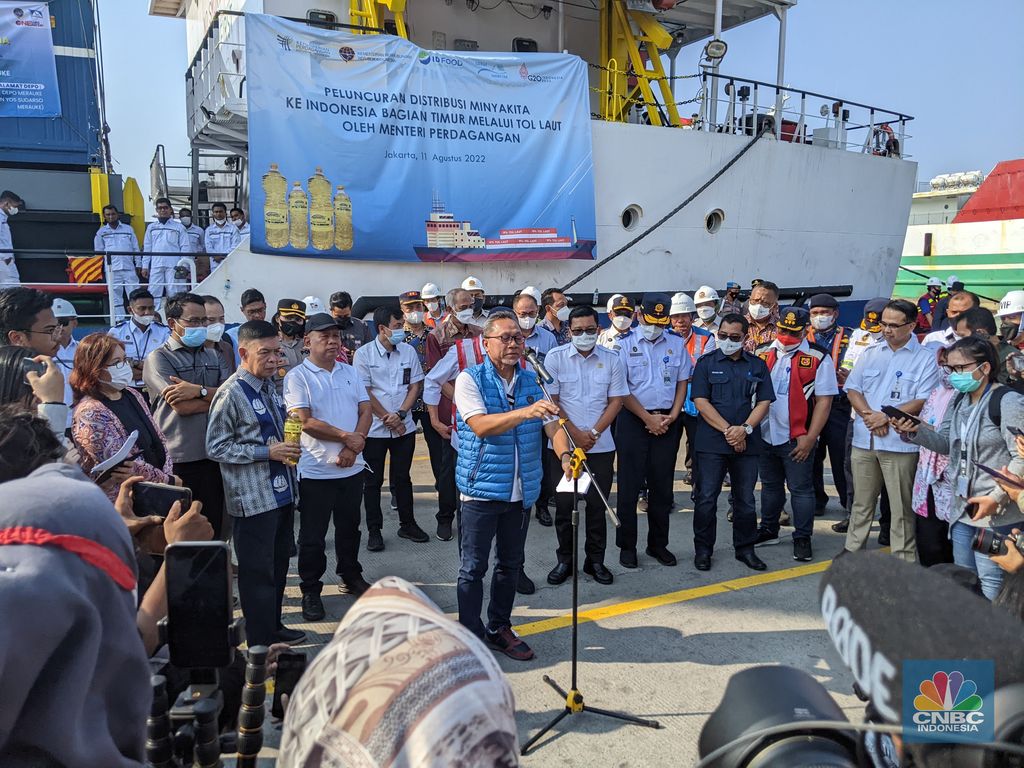 Menteri Perdagangan Zulkifli Hasan memimpin pelepasan minyak goreng kemasan rakyat MINYAKITA ke wilayah Indonesia Timur melalui Tol Laut di Tanjung Priok, Rabu (10/8/2022). (CNBC Indonesia/ Emir Yanwardhana)