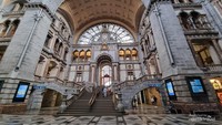 Tampak dalam foto, bangunan stasiun kereta api di Antwerpen.