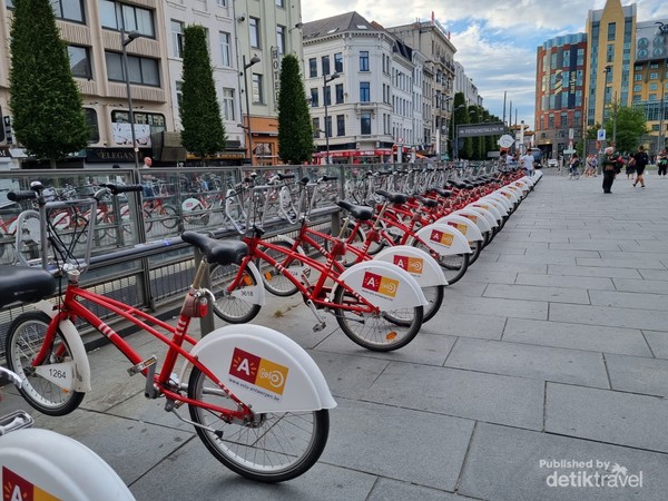 Kita bisa bersepeda mengelilingi kota Antwerpen, Belgia.