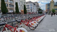 Kita bisa bersepeda mengelilingi kota Antwerpen, Belgia.