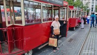 Seru juga berkeliling kota dengan kereta dalam kota yang antik.