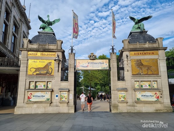Tampak gerbang masuk menuju kebun binatang kota Antwerpen.