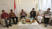 Ketua Dewan Pembina INF Said Aqil Siroj didampingi Kepala Badan Pengkajian Investasi dan Dana Sosial IPB Divisi Ekonomi INF Jaenal Efendi, Ketua Pusat Studi Pembangunan & Perdesaan Muladno dan Ketua INF Helmy Faishal Zaini memberikan pemaparan dalam diskusi startegis dengan tema model penguatan ekonomi kerakyatan dan kedaulatan pangan.